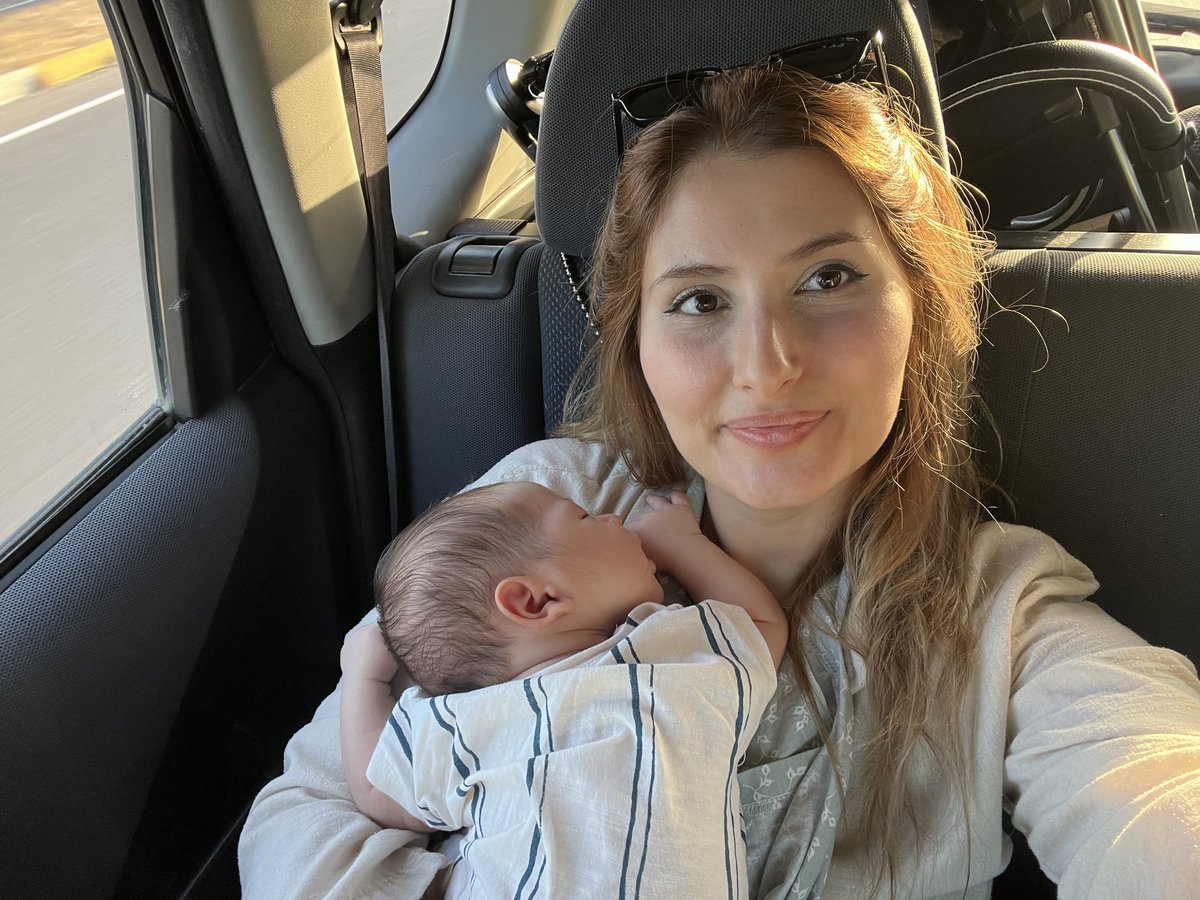 Egeele2's tweet photo. Ailemden uzakta, eşimden ayrı bir düzen kurmak zorunda bırakılmanın endişesini taşıyorum.

Ben bir öğretmenim. Görevimi yapmak, öğrencilerime kavuşmak istiyorum. Ama aynı zamanda 40 günlük bebeğimin yanında, eşimin yanında, ailemin bütünlüğü içinde yaşamak istiyorum.

İstediğim ayrıcalık değil.
İstediğim torpil değil.
İstediğim yalnızca aile birliğinin korunması ve bunun için il emri uygulamasının hayata geçirilmesi.

Bir anne olarak tek isteğim; bebeğimin babasına sarılabildiği, benim de görevimi ailemden kopmadan sürdürebildiğim bir hayat…

#BakanVarGörenYok