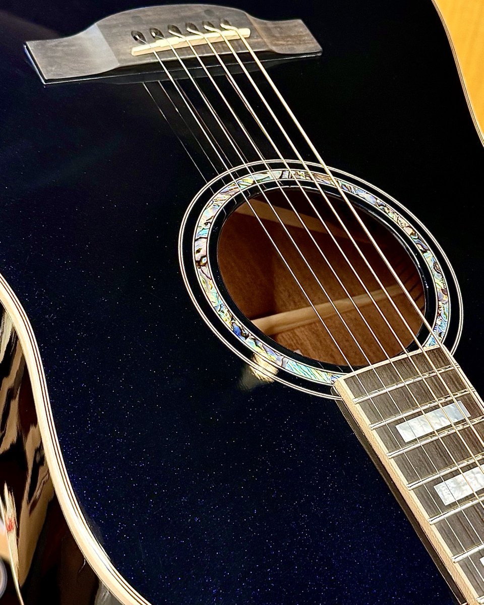 gclubshibuya's tweet photo. 【6F Acoustic】
当店取り扱いの #Morris #ギター の中で1番人気のG-18が再入荷💙
Midnight Oceanの名の通り、満天の星々かのような美しいカラーリングの #アコギ です🌌
ステージ上で使っていて照明に当たった時の見え方を想像すると・・・思わずニヤニヤしちゃいます😏
https://t.co/kxB9hhpFXs https://t.co/3GK9Y6Y5rs