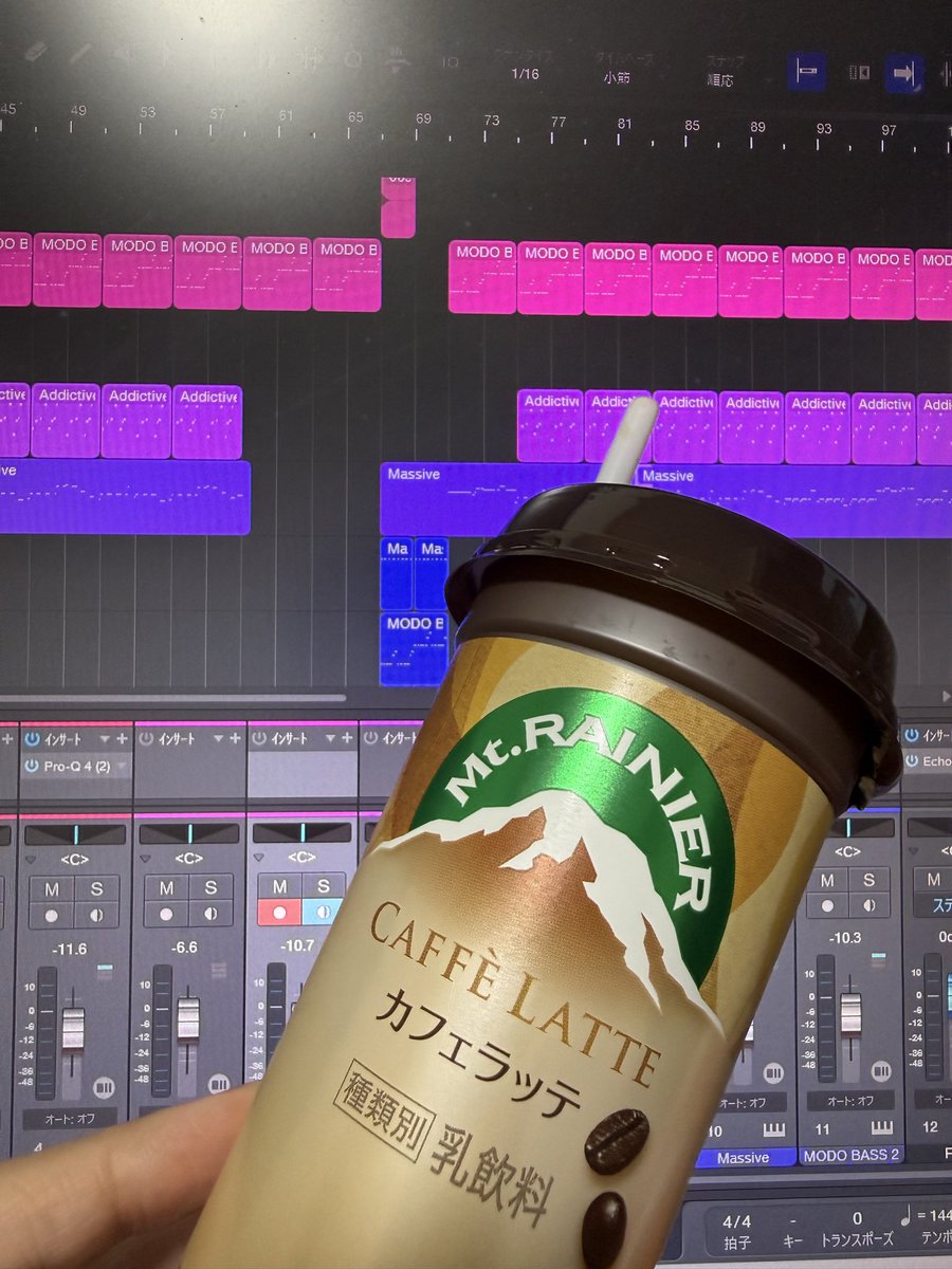 chinozo_'s tweet photo. こいつが制作で一番使ってる機材なんですけど、マウントレイニアっていうんですけど、バージョンはカフェラッテなんですけど、 https://t.co/T4HIUVcKKQ