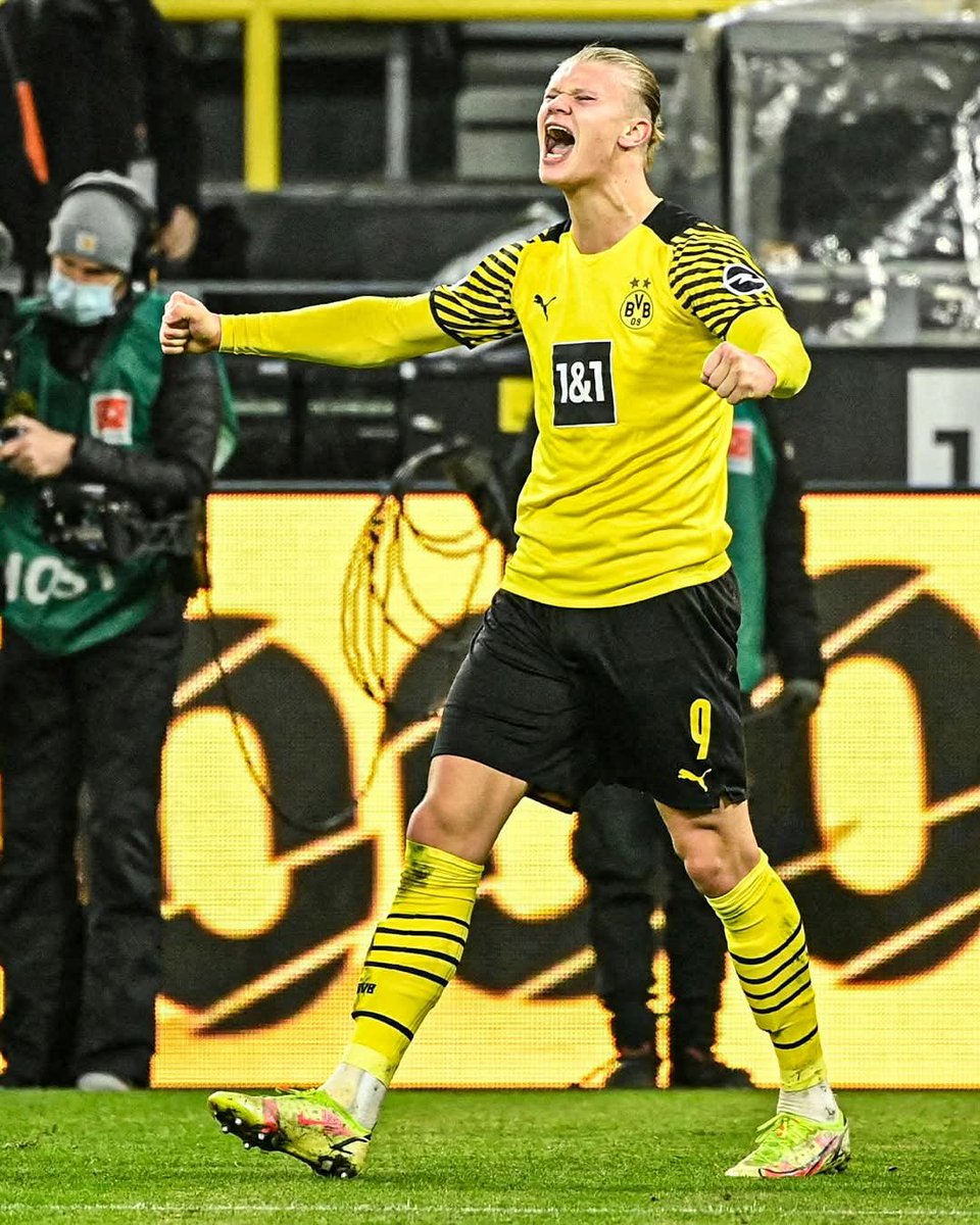 razorblade300's tweet photo. Breaking news 🚨 

Manchester City signed Erling Haaland from Borussia Dortmund for an initial fee of £51 million (€60 million) in 2022. Investigation reveals they paid more than this amount 🤯🤯🤯

Now see were the cheating is coming from.

They deserve the relegation to Championship 🥶