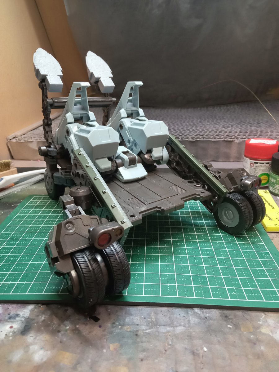 S_Onouchi's tweet photo. ロボット「マーク7」用キャリア②
マーク7有りと無しの画像
バルクアーム・グランツのスリッパパーツでマーク7の背中を支えてます
#ヘキサギア
#メガミデバイス
#30MS https://t.co/kJPqCjXwfb