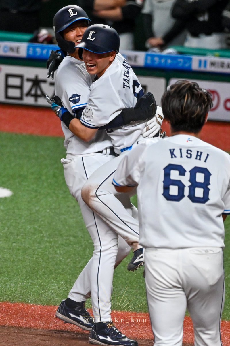 TL_hkr_kou's tweet photo. 2026.09.26

サヨナラでホームインした一成くんに抱きつく夏央🤗

#石井一成
#滝澤夏央 https://t.co/Sr3g9mdhUJ