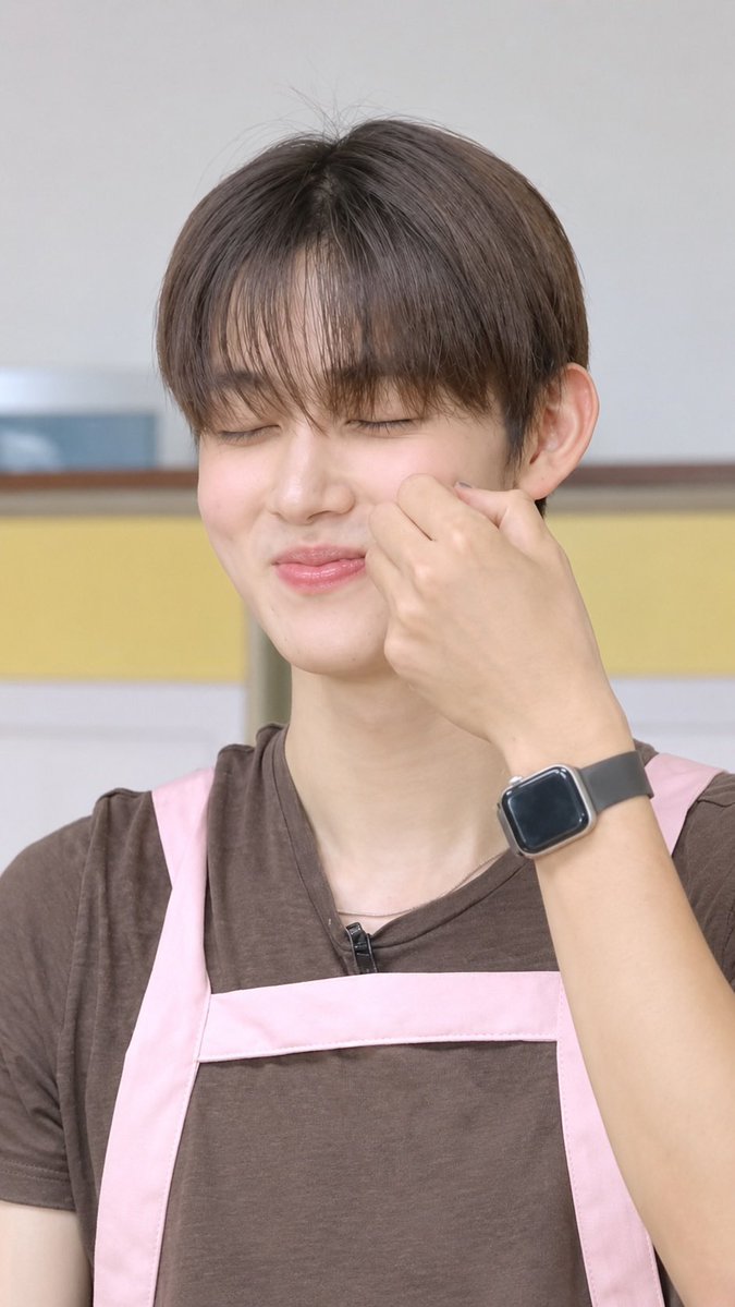 eomseanied's tweet photo. pink is #seonghyeon 🩷🍧🌸🎀 https://t.co/egtvlb2b2n