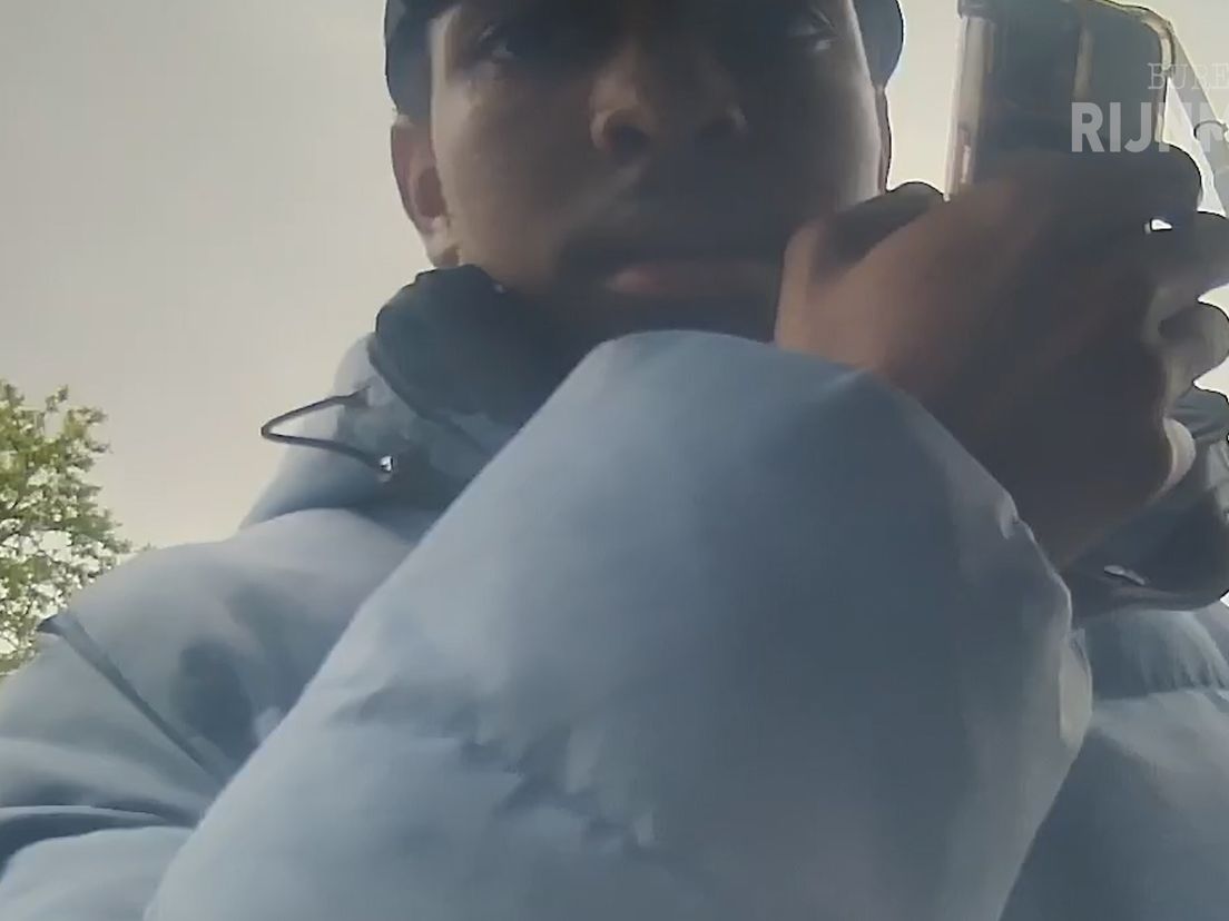bureaurijnmond's tweet photo. 82-jarige Rotterdamse geeft na urenlang telefoongesprek pinpas af en raakt duizend euro kwijt. Wie is de man op de beelden?  Tips welkom! 
Video: https://t.co/pWcbbSG4bA https://t.co/9qZkSIHFl2