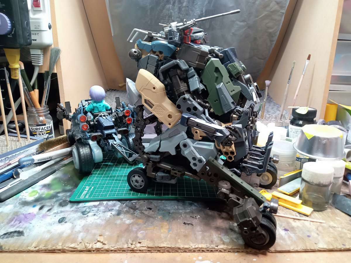 S_Onouchi's tweet photo. ロボット「マーク7」用キャリア①
バルクアーム・グランツの脚部を着座台にしてグランツ膝部分が良い感じに車両への固定パーツぽくなりました
キャリア個別画像は続きで
#ヘキサギア
#メガミデバイス
#30MS https://t.co/Doc61Mgok5