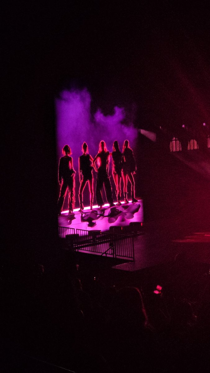 berryfimsss's tweet photo. I GOT TO SEE LE SSERAFIM HOLY FUCKK still shaking from excitement even tho the shows over btw https://t.co/3jRyfkQNRa