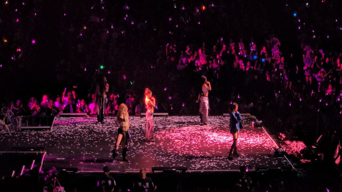 berryfimsss's tweet photo. I GOT TO SEE LE SSERAFIM HOLY FUCKK still shaking from excitement even tho the shows over btw https://t.co/3jRyfkQNRa
