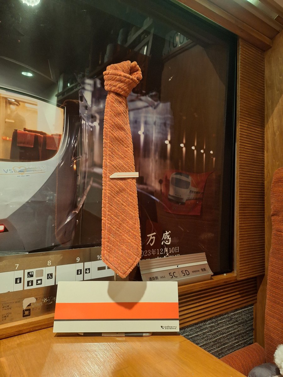 sMY0UrzVtzkJ3xw's tweet photo. 小田急エンジニアリングさんの鉄道レトロ部品販売に行ってきました。6番目でしたが、無事に購入出来ました。
Vseシート生地を加工したネクタイ、ネクタイピン、台座、洗濯板を使った塗装板のセットでした。大切にしないと～
#我が家の鉄道レトロ部品
#小田急エンジニアリング https://t.co/I7oXvC9yLu