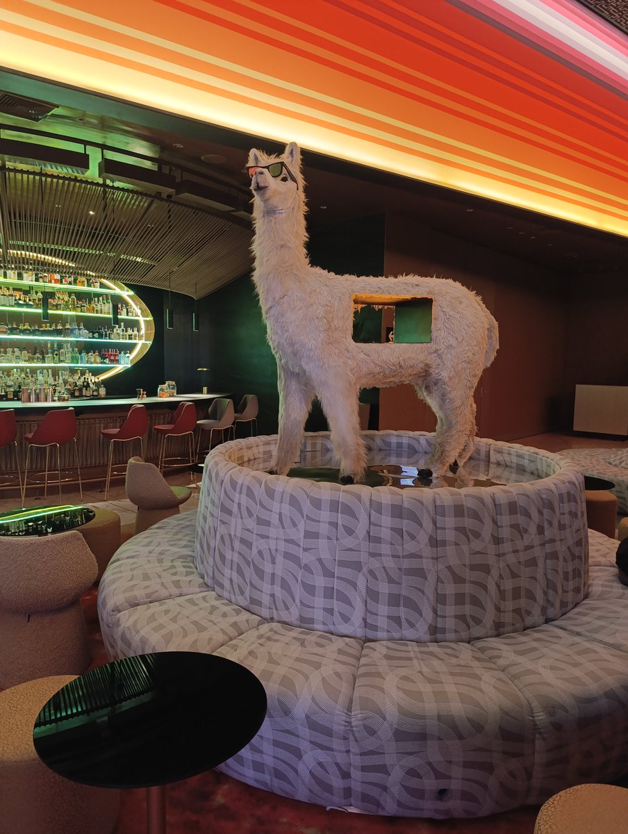 Turismo_Estilo's tweet photo. 🇵🇪 SOFÍA, LA LLAMA QUE LLEVA EL FUEGO POR DENTRO

En pleno Miraflores, a pasos del Parque Kennedy, una llama de tamaño real con lentes de sol vigila el bar del lobby. Se llama Sofía. Y ese hueco en su cuerpo no es un capricho de diseño: es la chimenea. Literalmente, lleva el fuego adentro.
Es el alma del nhow Lima, el primer hotel de esta marca en toda América. Hasta su llegada en 2025, solo existía en ciudades como Berlín, Londres, Ámsterdam o Milán.
Su premisa cabe en cuatro palabras: "nuevos mitos, nuevos ritos". El diseño se inspira en los tres mundos andinos, de abajo hacia arriba. El Uku Pacha, el mundo de abajo, está en la entrada. El Kay Pacha, el de los vivos, está en las habitaciones. El Hanan Pacha, el mundo celestial, está en la terraza del piso 13.
Neón, motivos shipibo, coctelería de autor y una llama con actitud. El Perú ancestral, pero con playlist.
📍 Calle Atahualpa 155, esquina con Av. José Pardo, Miraflores
🍸 Ven por un cóctel junto a Sofía… y quédate a dormir entre mitos.

#Lima #Miraflores #TurismoPeru #HotelesDeDiseño 
@nhowlima