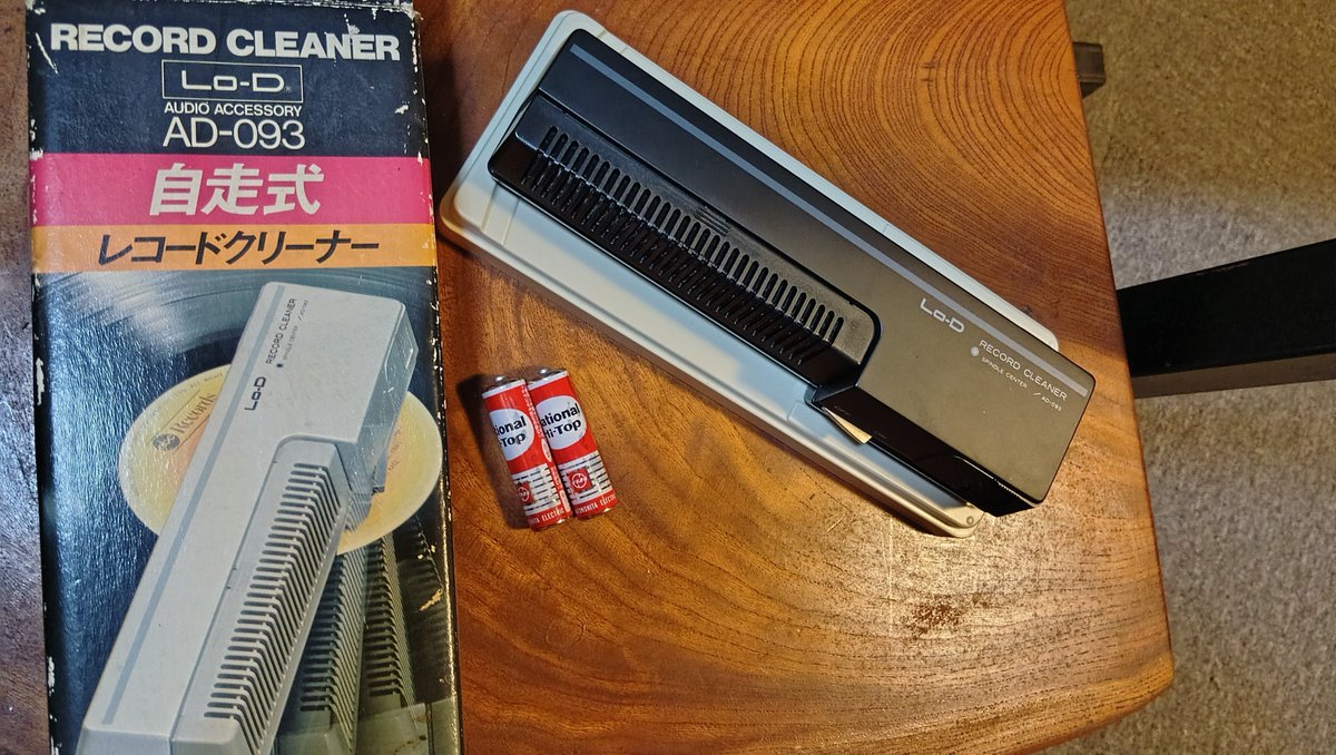 takamaru2316's tweet photo. 実家でレコードほじくり出していたらレコードクリーナーが出てきた。ローディ製ですよハハハ。乾電池も当時のナショナル製。液漏れしてない、凄い。 https://t.co/wyseDF4yp4