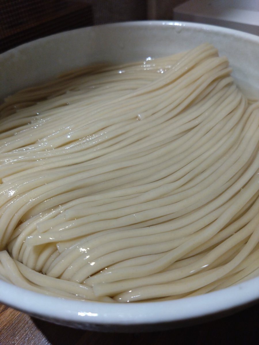 ig_yu0820's tweet photo. 麺屋鈴春　本郷三丁目
つけ麺700g
(塩牡蠣油/醤油帆立バター油)
あおさ塩　藻塩•わさび

訪問の度に麺量を増やし遂に700gに😏
ぶっちゃけつけ汁なしでも全部食べれるレベルの異次元の麺の美味さは衝撃🌟🌟
あおさ塩、藻塩、わさびで食べても至高🤩
牡蠣油は2度目、帆立バターも良いなぁ🤤 https://t.co/PJ4Ks0Bow6