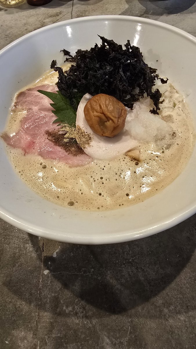 shape99999's tweet photo. 八二軒　東野町
南高梅と黒バラのり煮干し正油らーめん1180+海老しお和え玉370
どこかのみぞれらーめんを思い出すビジュアル。煮干が良い味。梅はもちろんおいしい。バラのりも良い。次は牡蠣崩し食べたい。和え玉は下の方にちっさい海老がたくさん。良く混ぜて食べ、パクチーで小アクセント。 https://t.co/tlA5RK1FjA