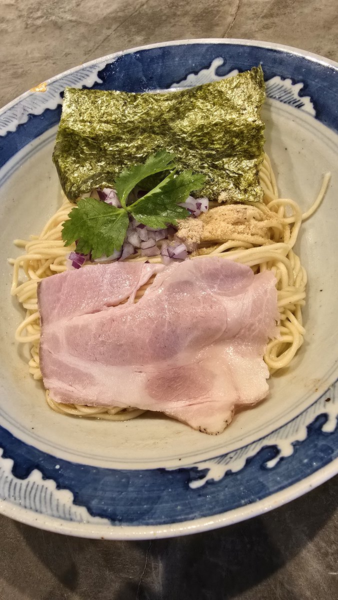 shape99999's tweet photo. 八二軒　東野町
南高梅と黒バラのり煮干し正油らーめん1180+海老しお和え玉370
どこかのみぞれらーめんを思い出すビジュアル。煮干が良い味。梅はもちろんおいしい。バラのりも良い。次は牡蠣崩し食べたい。和え玉は下の方にちっさい海老がたくさん。良く混ぜて食べ、パクチーで小アクセント。 https://t.co/tlA5RK1FjA