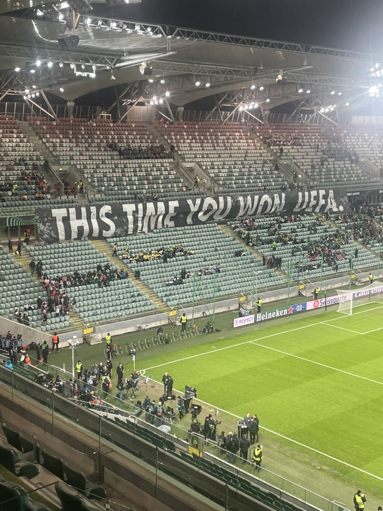 MeteoFootMaps's tweet photo. 🔥 N'oublions jamais cette MASTERCLASS des supporters du Legia Varsovie il y a 3 ans, c'était ÉNORME 😂😂😂

⬅️ Le Legia Varsovie s'était vu fermer sa tribune ULTRA, par l'UEFA 👎

Je vous laisse regarder comment ils ont répondu.➡️

C'ÉTAIT EX-CEP-TION-NEL ! 👏👏👏 https://t.co/9gW8bw2ek4