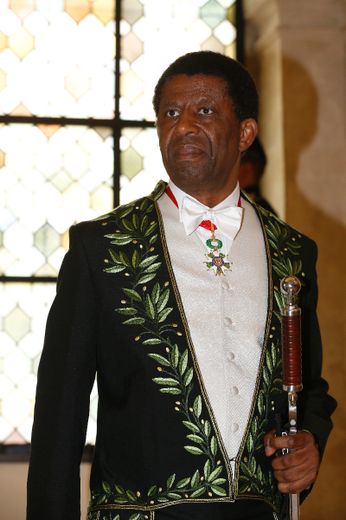 briceculturier's tweet photo. Lisez plutôt les livres de Dany Laferrière. Lui aussi est né en Haïti, lui aussi a émigré au Canada. Mais lui, c'est un authentique écrivain et un homme charmant. https://t.co/Z482zgwiX3