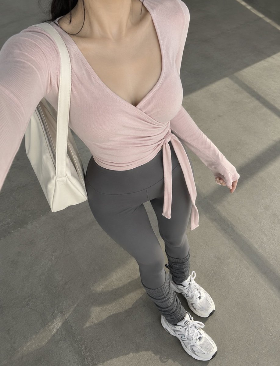 JournalyOutfit's tweet photo. yang bikin malas olahraga kadang bukan olahraganya… tapi pilih bajunya😩

nih koleksi baju pilates atau olahraga yang cakep ga bikin bingung‼️👇 https://t.co/fzhONXma6T
