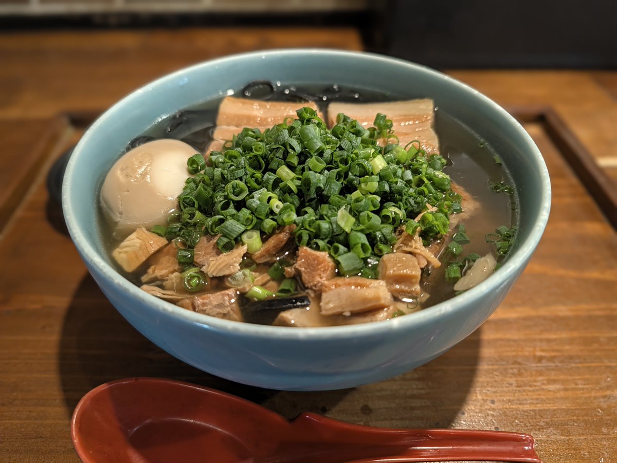 naooooooo20's tweet photo. OKINAWA SOBA EIBUN @ 那覇牧志

2026/09/26（土）
16:06 着 5名待ち
16:15 着丼

激ウマ。沖縄そばは麺があまり好みじゃないけどイカ墨麺はボソボソ感なくツルモチ。スープは旨味たっぷりでソーキ群も文句なしに美味しい。近くの二郎は時間調べてリベンジ

#BUNBUNそば
#イカ墨麺
#ネギ増し
#味玉 https://t.co/OezsfWEVhO