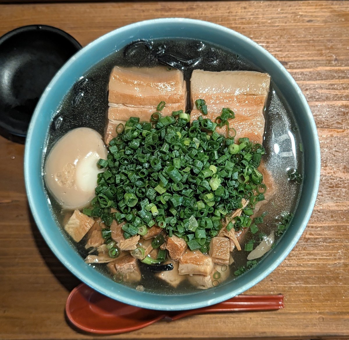 naooooooo20's tweet photo. OKINAWA SOBA EIBUN @ 那覇牧志

2026/09/26（土）
16:06 着 5名待ち
16:15 着丼

激ウマ。沖縄そばは麺があまり好みじゃないけどイカ墨麺はボソボソ感なくツルモチ。スープは旨味たっぷりでソーキ群も文句なしに美味しい。近くの二郎は時間調べてリベンジ

#BUNBUNそば
#イカ墨麺
#ネギ増し
#味玉 https://t.co/OezsfWEVhO