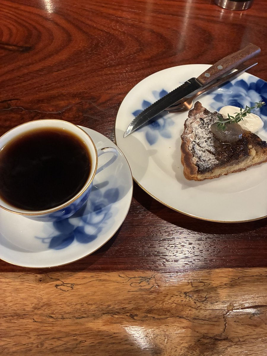 aya7colors's tweet photo. 先日のブルーマウンテンと
今日の洋梨の白ワイン煮のタルト。
コーヒーもデザートも美味しい。
初めましてのご近所さんも美味しそうに召し上がっていたので、またファンが増えましたね✨
#純喫茶キラーズ https://t.co/2QAFtlQne4
