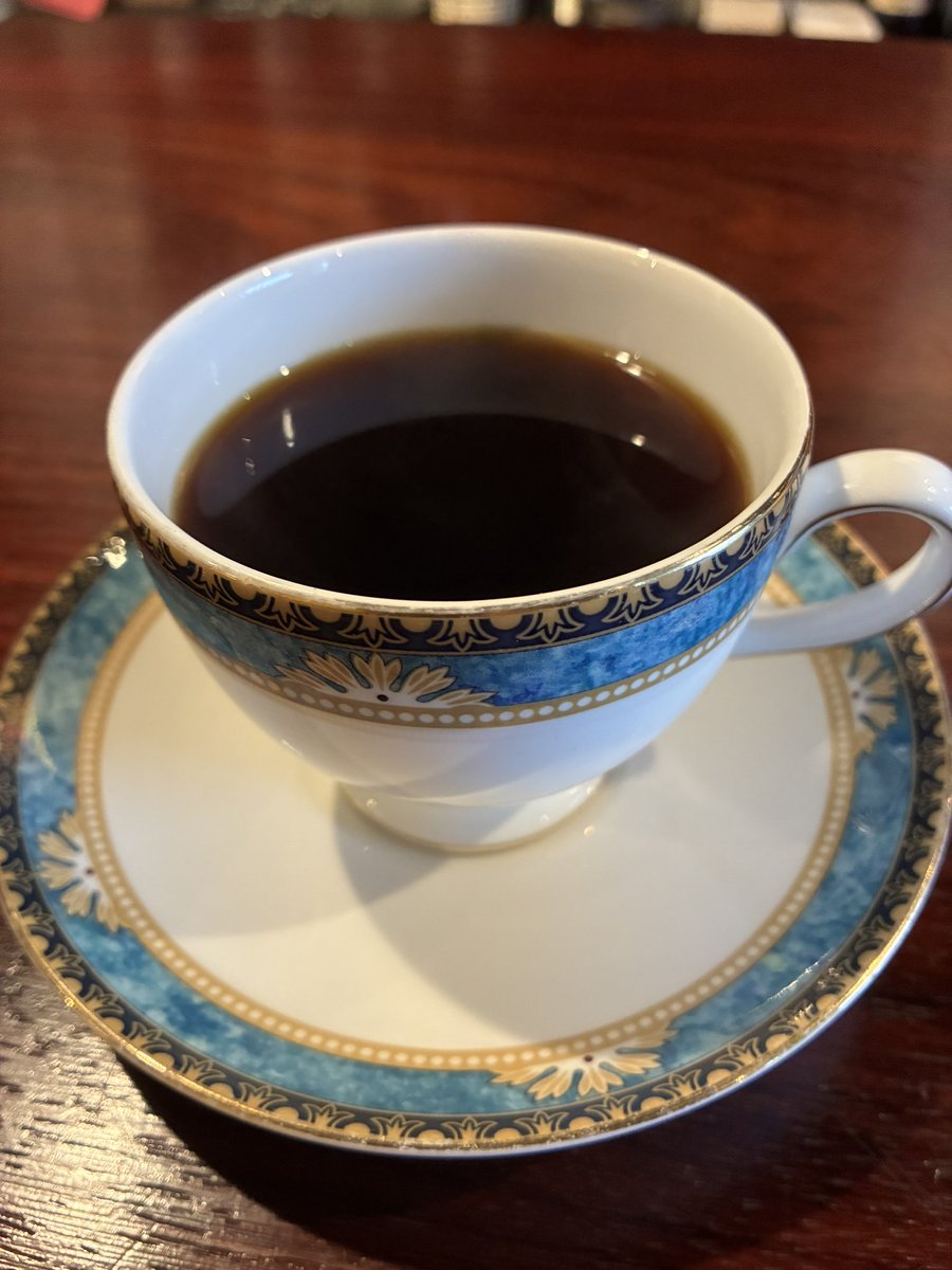 aya7colors's tweet photo. 先日のブルーマウンテンと
今日の洋梨の白ワイン煮のタルト。
コーヒーもデザートも美味しい。
初めましてのご近所さんも美味しそうに召し上がっていたので、またファンが増えましたね✨
#純喫茶キラーズ https://t.co/2QAFtlQne4
