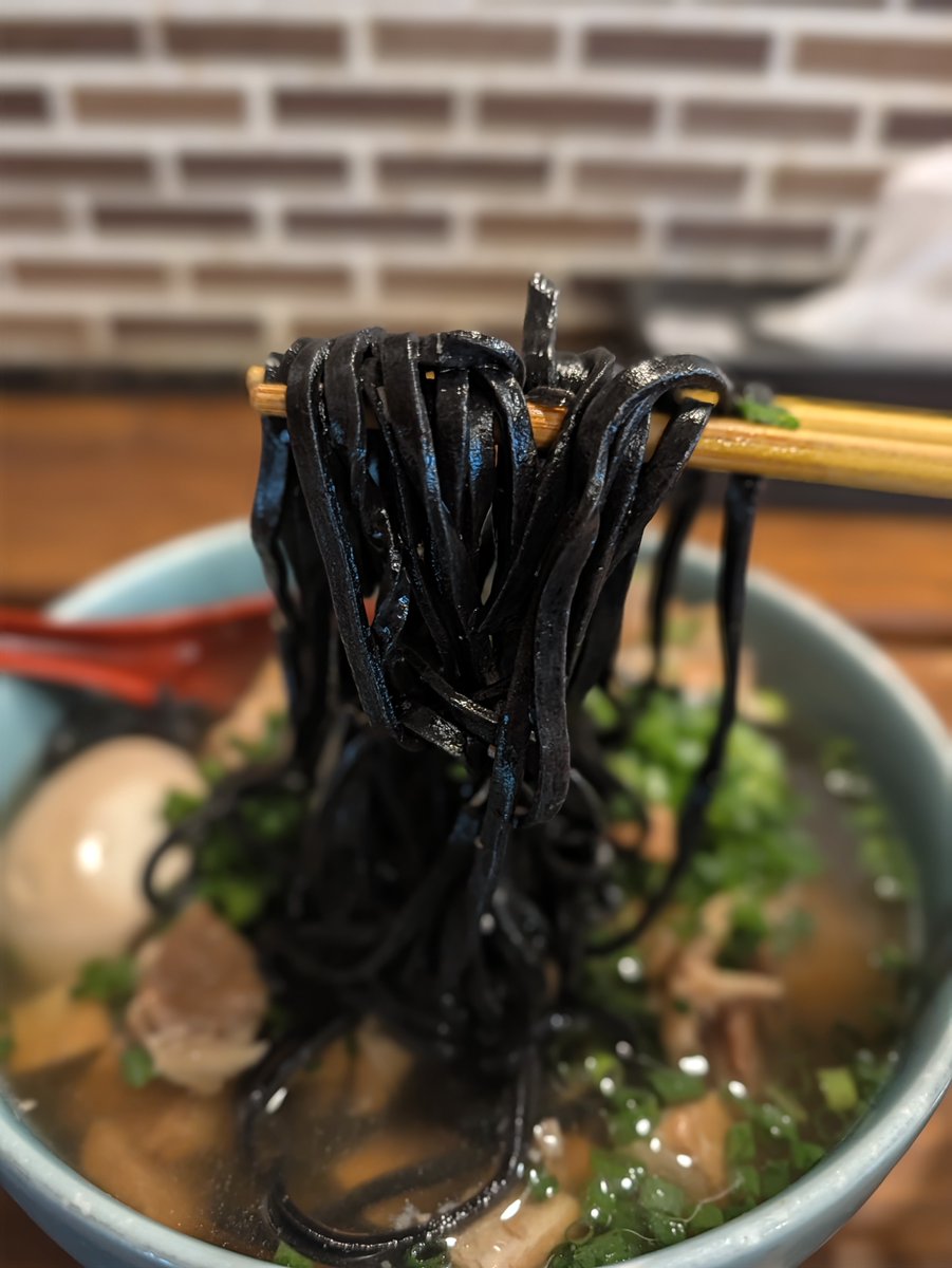 naooooooo20's tweet photo. OKINAWA SOBA EIBUN @ 那覇牧志

2026/09/26（土）
16:06 着 5名待ち
16:15 着丼

激ウマ。沖縄そばは麺があまり好みじゃないけどイカ墨麺はボソボソ感なくツルモチ。スープは旨味たっぷりでソーキ群も文句なしに美味しい。近くの二郎は時間調べてリベンジ

#BUNBUNそば
#イカ墨麺
#ネギ増し
#味玉 https://t.co/OezsfWEVhO