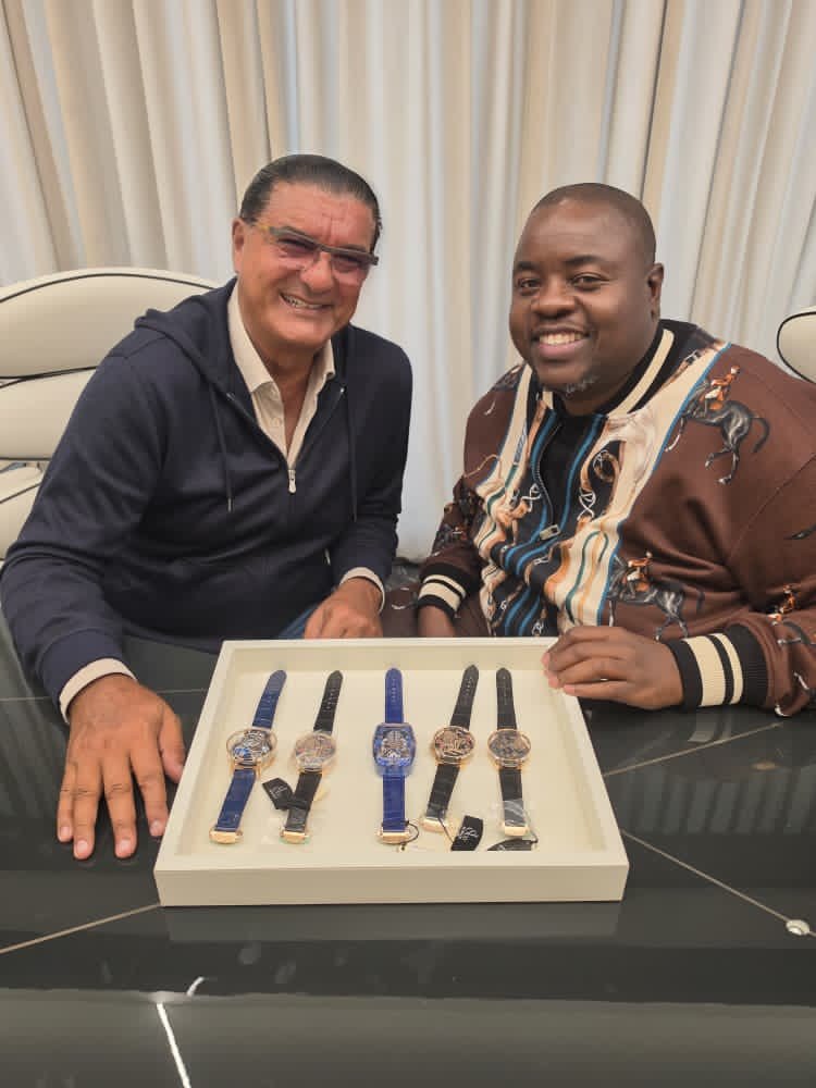 Cliff_EmilyT's tweet photo. From former President vaMugabe to Current President vaMnangagwa to African Leaders to international business people like #Jacobs and church leaders Sir @wicknellchivayo is welcomed nemaoko 2 then iwewe panapa nephone ye100 dollars nedata re2$ wovaramba 🤣 do you think une basa? https://t.co/s3UPDcOgv6