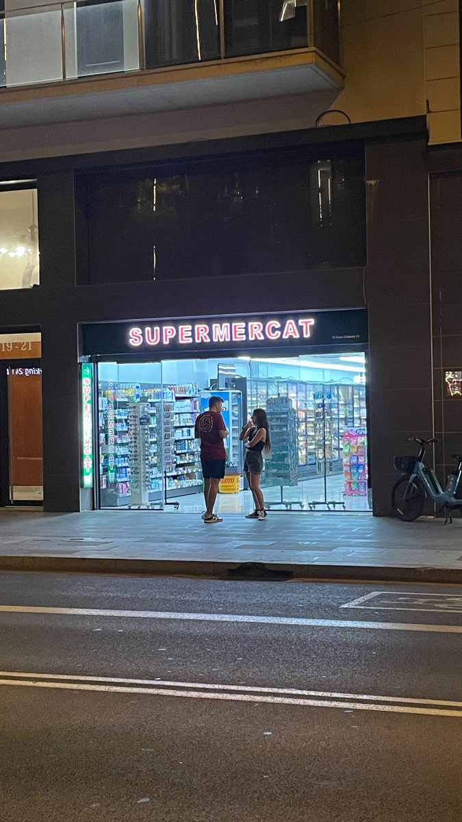 uripubill's tweet photo. Ha passat, ha passat, ha passat! Ha obert el CINQUÈ supermercat 24h (i molt més gran) al tram inicial de Creu Coberta. Quina vergonya i quin tot 😑😑 https://t.co/gvhN37EnGi
