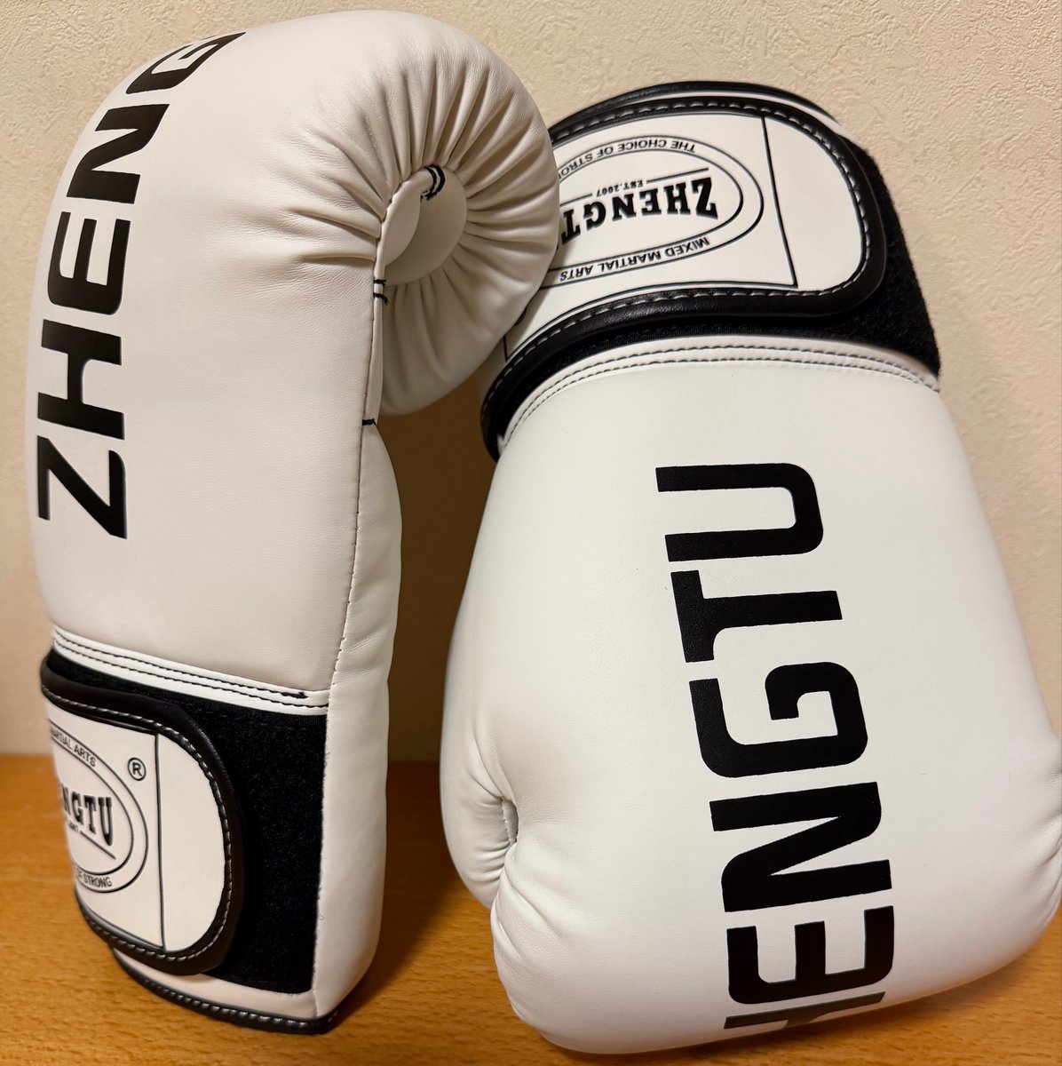tomo_aroo's tweet photo. 最近ジムのみんなでおそろにしたグローブ🥊
学っちと色違いや🤩モチベ上がる⤴️ https://t.co/0jEGoyLXy8