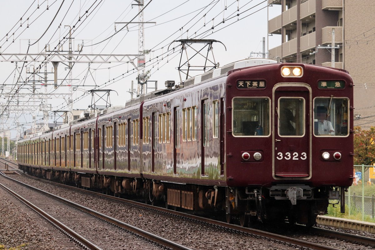 KinkiTrain's tweet photo. 2026.9.26
阪急3323f準急天下茶屋行き
茨木市ー南茨木駅間にて
今日は土休日の堺筋準急に入りましたね。
あいにくの雨ですが、昼間の堺筋準急に3323fが入る所をを撮影できて良かったです！ https://t.co/LZNyhIsue0