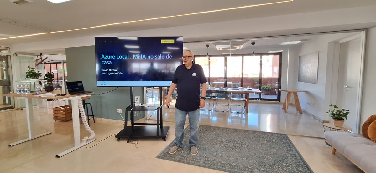 GlobalAzureES's tweet photo. 🏠 ¿IA sin que tus datos «se vayan de viaje»?
Ahora tenemos a David Rivera mostrando en directo cómo Azure Local lleva la IA a donde viven los datos: soberanía, seguridad, cumplimiento y baja latencia.
———
#AzureLocal #AzureTourSevilla #GlobalAzure #MVPBuzz https://t.co/mcfwYwbeDX