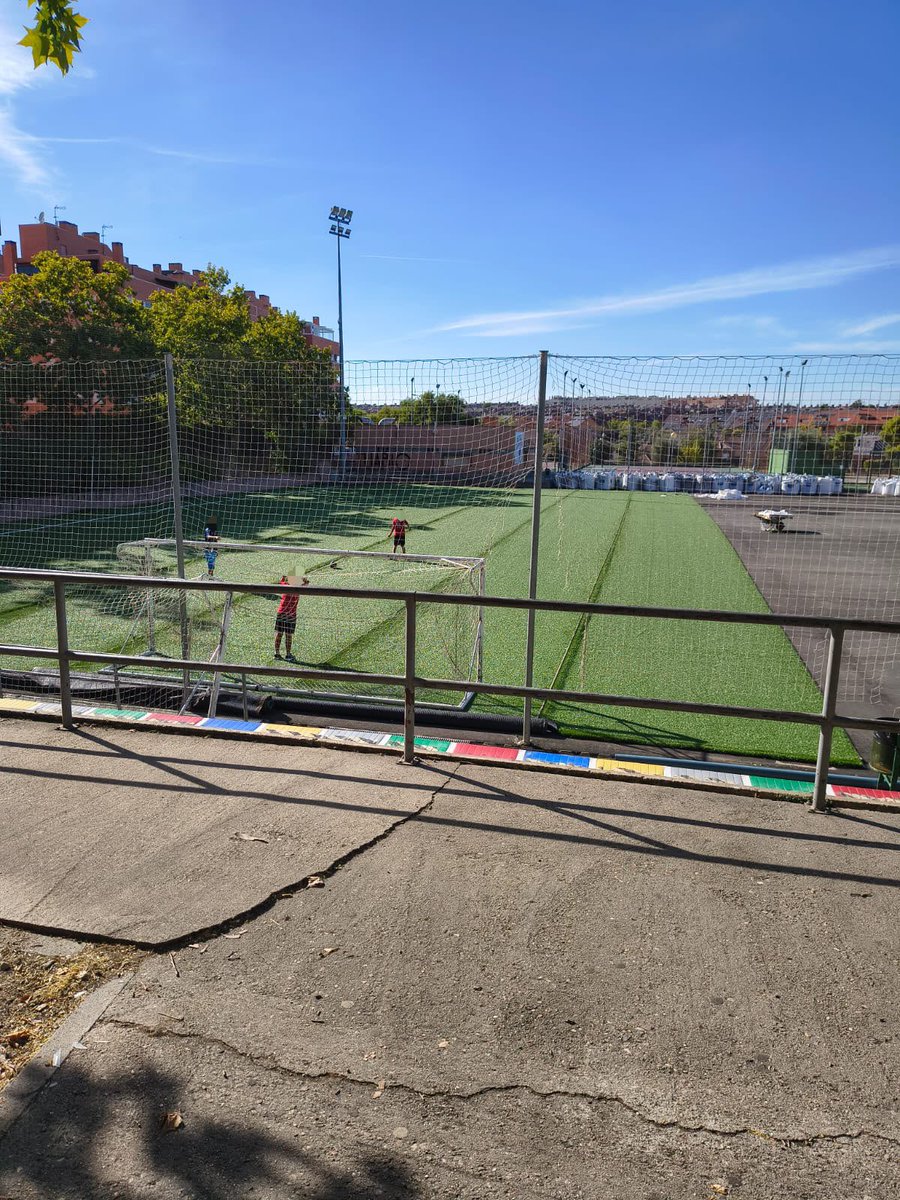 policiavaldmoro's tweet photo. ⚠️ Saltar a una instalación municipal cerrada no es una travesura: se trata de una infracción administrativa.

En los últimos días hemos identificado a varios menores haciéndolo.

Si son menores, sus padres o tutores legales son los responsables del pago de la sanción. https://t.co/9P1RkjqvyW