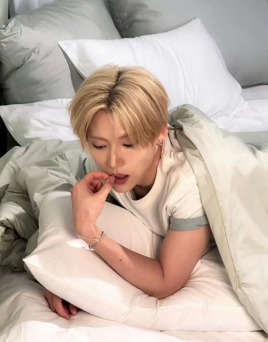 7rosekiller's tweet photo. ALL these brands with these shots of him on a bed .. ? 👀 https://t.co/zM0YcnEjCf