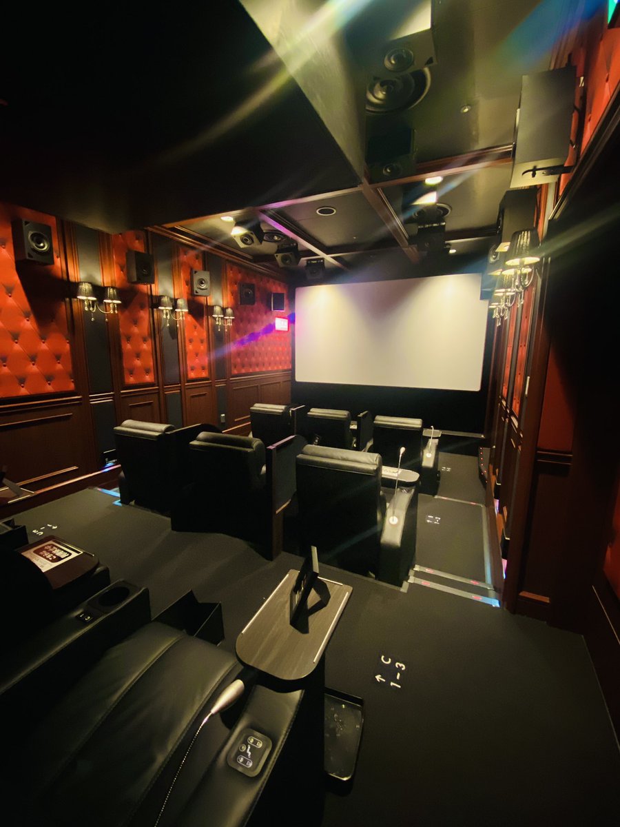 jcWt5q3QDFysZb2's tweet photo. これですな。スクリーンが小さく映画館というより豪華なホームシアターといった印象。ナッツとウェルカムドリンクもついて「なんだかスネ夫の家に呼ばれたみたい」という気分が味わえます。 https://t.co/onZcjSBkmb