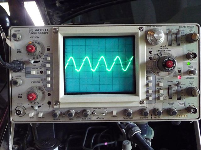 BotHakase's tweet photo. オシロスコープ【oscilloscope】入力した信号の電圧の変化を時間の関数として視覚的に表示する電気計器。 https://t.co/gBEHJg8upA