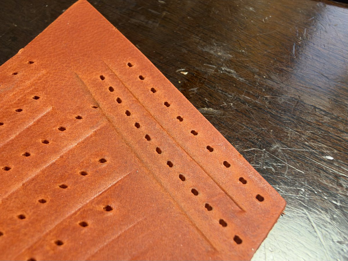 h4_L_Na's tweet photo. ミシン調整Before After
押さえの跡が出すぎ問題（針穴の横の線
教則本通りにやればいいというわけでもなく難儀した😇
これで何とか革の製作にも使えそう…！ https://t.co/sDQEPCmGBz