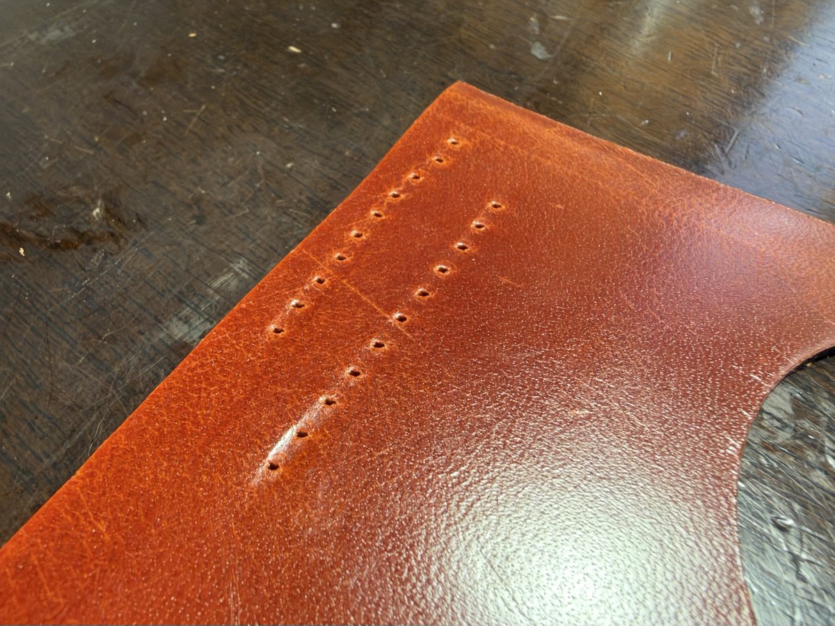 h4_L_Na's tweet photo. ミシン調整Before After
押さえの跡が出すぎ問題（針穴の横の線
教則本通りにやればいいというわけでもなく難儀した😇
これで何とか革の製作にも使えそう…！ https://t.co/sDQEPCmGBz