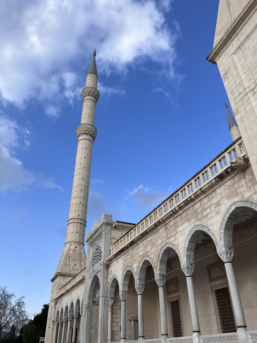mervkn01's tweet photo. Kızlar ve kalpleri yorulunca sığındıkları camileri.🤍 https://t.co/vnapbuXKR2
