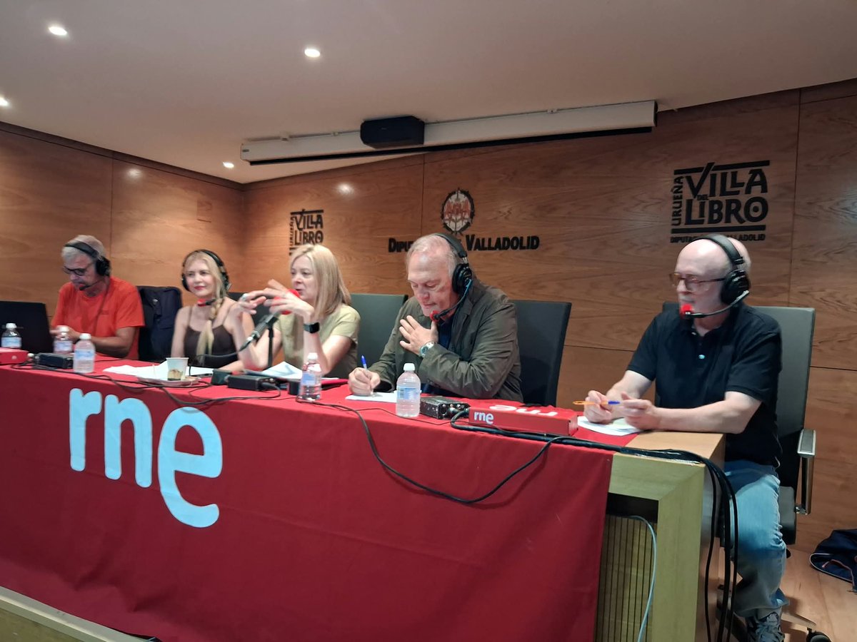 NEUDC_RNE's tweet photo. ¿Hadas u ogros? Érase una vez una tertulia sin bronca. Con Aberas, @PedroPiquerasG , Juan Carlos Soriano y  Rosana Largo, directora de la Boutique de los cuentos. Sobre ellos hablamos. "Los cuentos son el punto de partida. Nos acompañan toda la vida". ¿Cómo lo veis? https://t.co/OsLZDVomXs