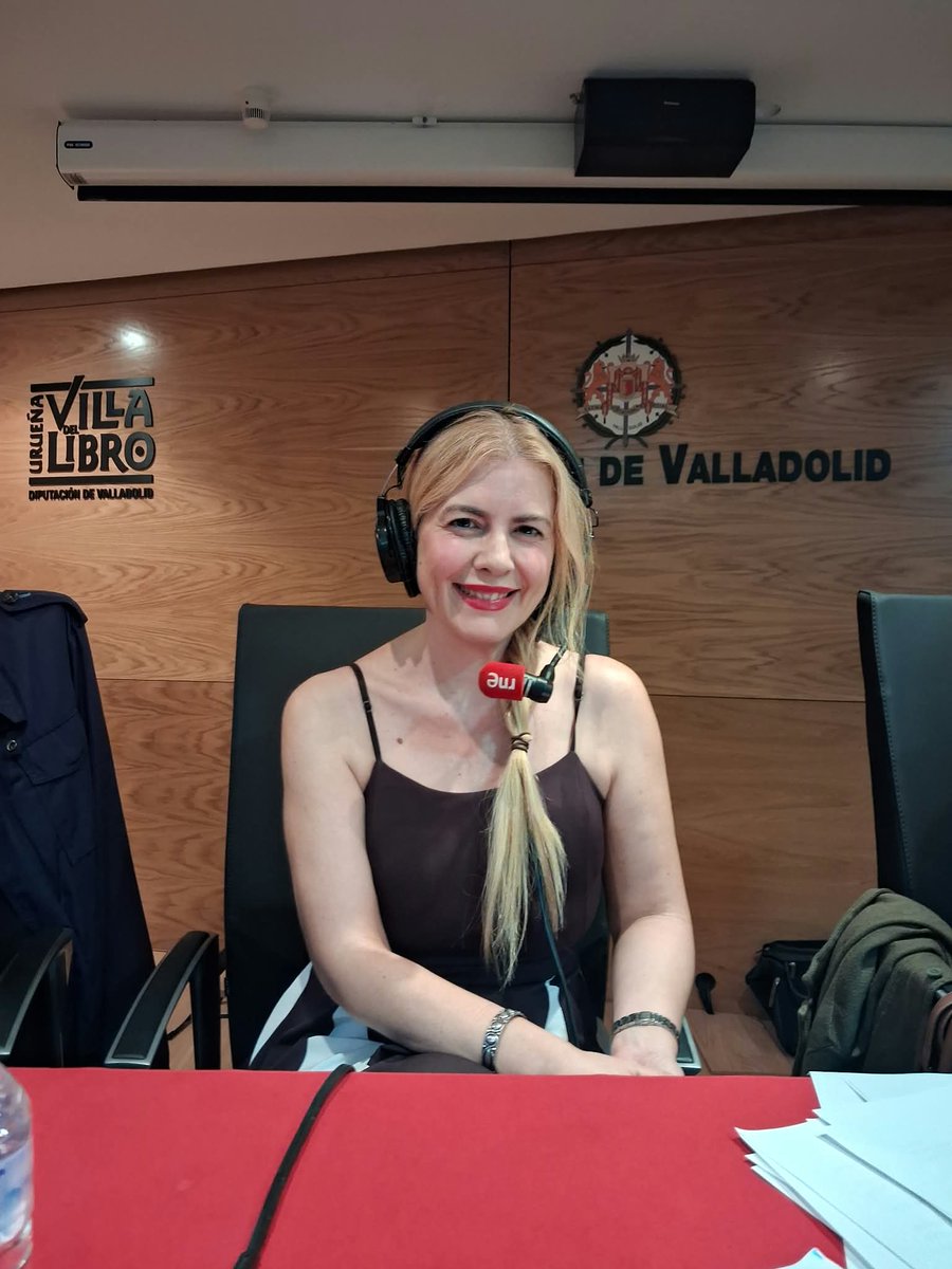 NEUDC_RNE's tweet photo. ¿Hadas u ogros? Érase una vez una tertulia sin bronca. Con Aberas, @PedroPiquerasG , Juan Carlos Soriano y  Rosana Largo, directora de la Boutique de los cuentos. Sobre ellos hablamos. "Los cuentos son el punto de partida. Nos acompañan toda la vida". ¿Cómo lo veis? https://t.co/OsLZDVomXs