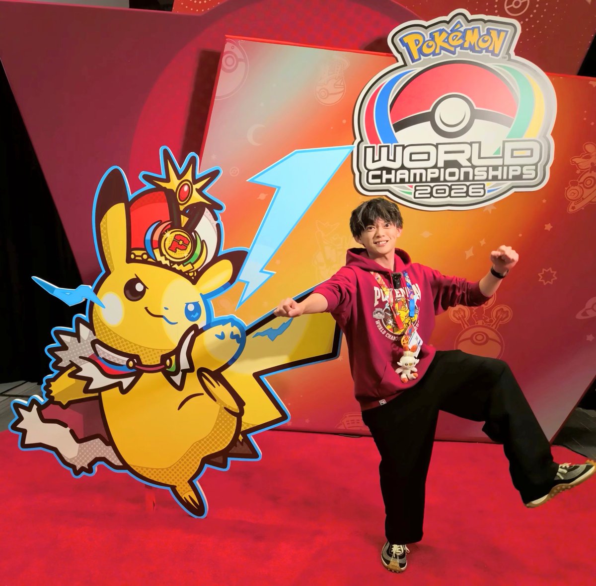 ryogomatsumaru's tweet photo. 世界大会限定のピカチュウとツーショット📸

割と体勢キツかったのでピカチュウの体幹すごい(?) https://t.co/y1UkmWdI5D