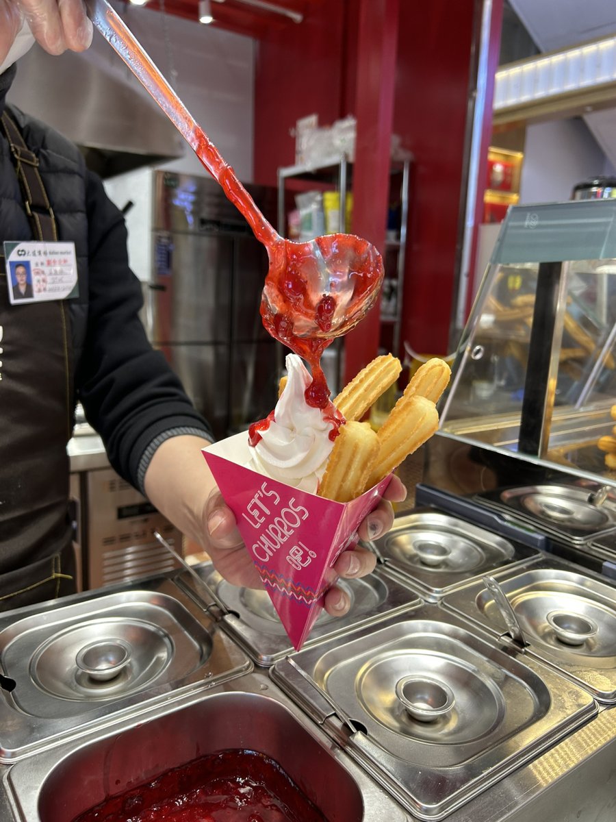 TraceyGeormka's tweet photo. Churros crujientes con chocolate caliente, el snack perfecto para caminar por la calle y disfrutar el día. No te lo pierdas! https://t.co/YMKjOK3szm