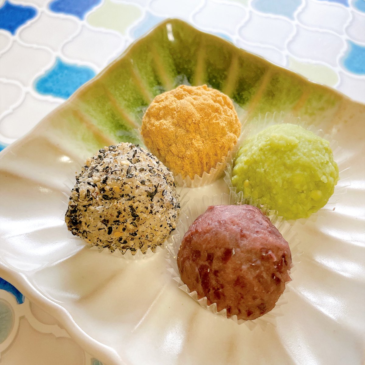 UMEyunagi's tweet photo. 十五夜ということを忘れシャトレーゼで買ったひとくちおはぎ
ごまが一番好き

そして最近2nd相棒のガブちゃん(愛称ガブリーヌ 女の子です)と先輩相棒と一緒に散歩写真

今日は少し夜更かししながらミニチュアの本を作ろうかと思ってます
表紙はオリジナルデザインで
ミニチュア小物作りに少しハマり中 https://t.co/hRATWEdHaA