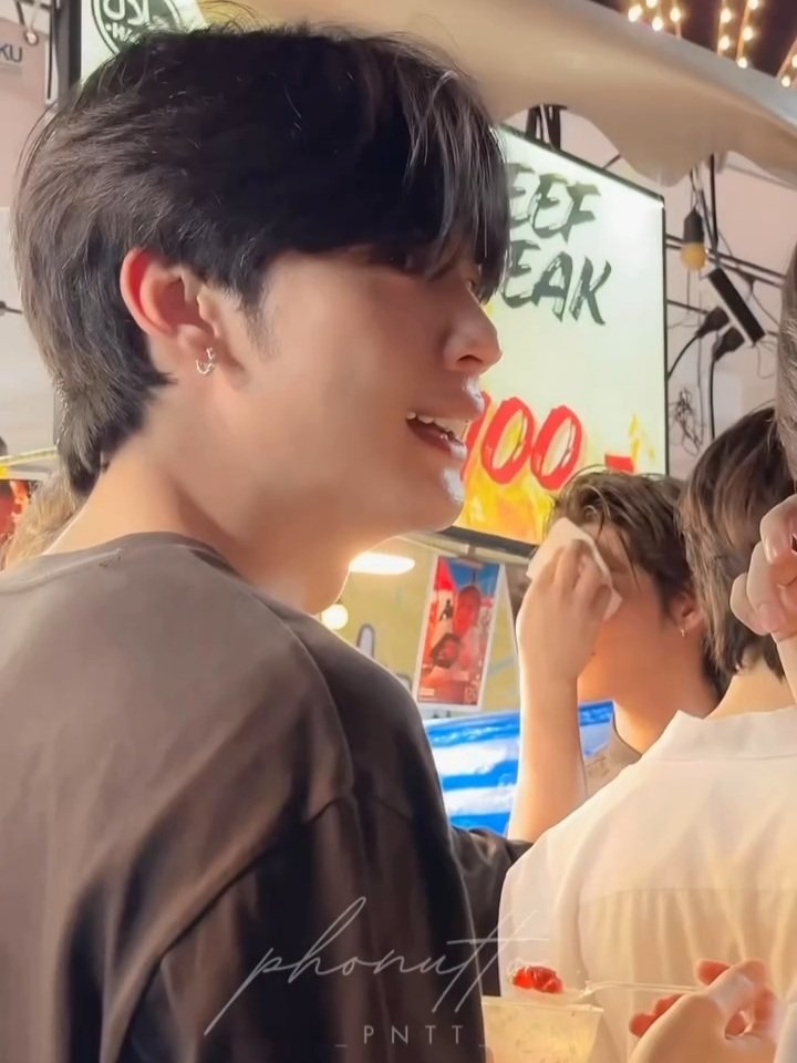 anandah_2008's tweet photo. หัวในหัวฉันมีแต่วีดีโอนั้นวนไปวนมาตลอดเลย 55555 😂 พอมาอยู่ข้างๆ กันปุ๊บ บรรยากาศก็เปลี่ยนทันที คิดว่าใครเขินมากกว่ากันเหรอ?
#NorthOtto #JaoNorth #Ottoottoo https://t.co/YQLysf4dLU
