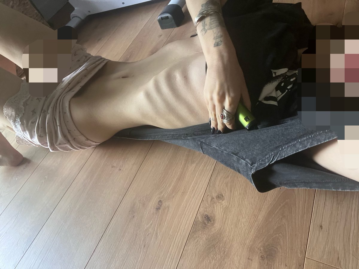 corpsindresss's tweet photo. the bloating is leaving a bit but I’m still really bloated https://t.co/Z9xTYI1f5m