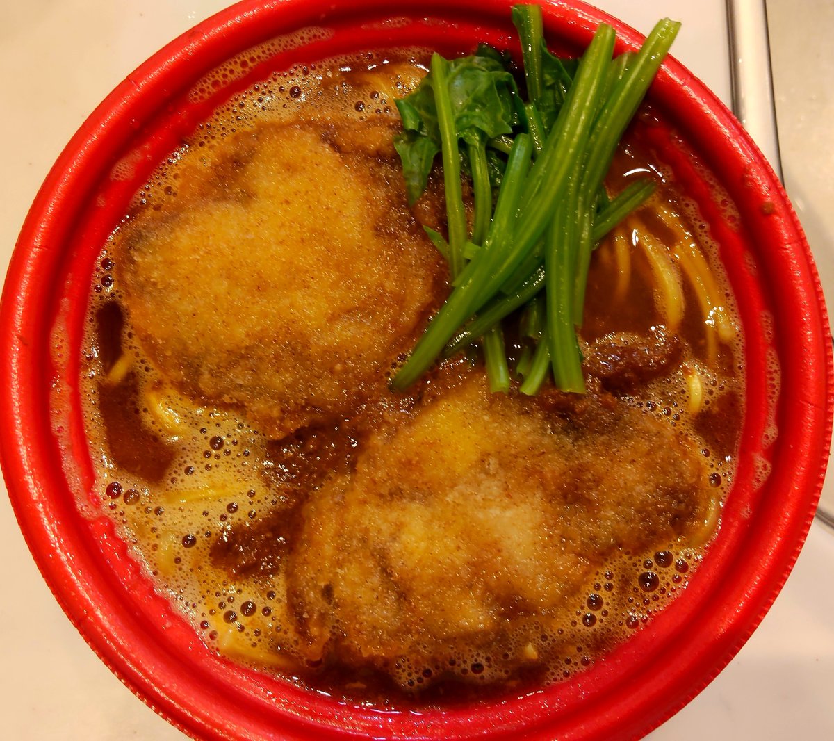 PTrokmr's tweet photo. #BSノブロック物産展
一週間前に届いたカツカレーラーメンを頂きました

スープヤバいです
香りは本格的なカレー、でも和もちゃんと感じる絶妙なバランス

チャーシューカツ
1枚はラーメンと、2枚目は白飯投入後カツカレーっぽく頂きました
あ、青菜は絶対追加した方が良いです(私はほうれん草です) https://t.co/I0mXtRl7GH