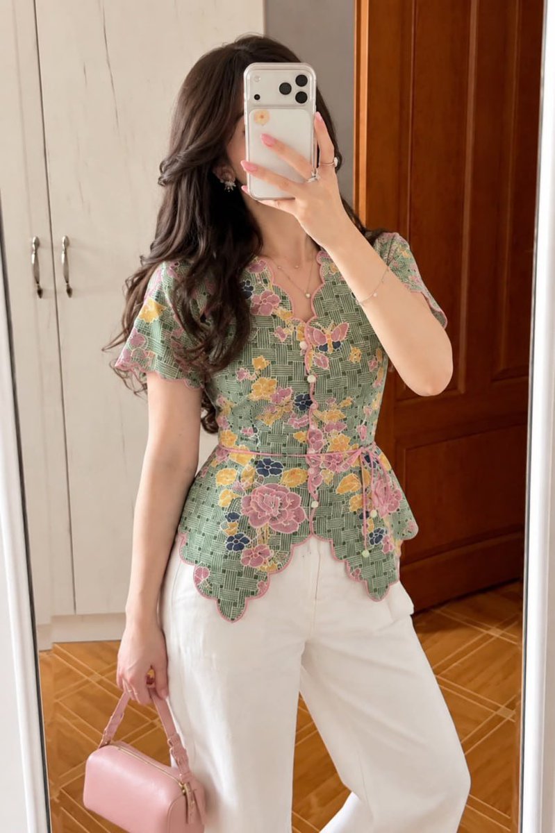 auliadanaya's tweet photo. NGGAK NYANGKA batik bisa semanis ini 🎀 ternyata sekarang batik itu modelnya gemes-gemes banget kayak gini ya?! ✨ https://t.co/tsLWZNokpV