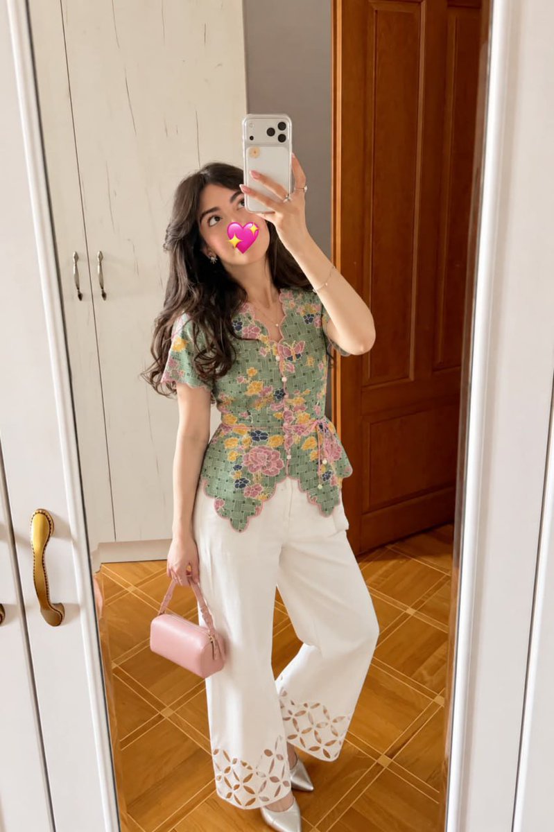 auliadanaya's tweet photo. NGGAK NYANGKA batik bisa semanis ini 🎀 ternyata sekarang batik itu modelnya gemes-gemes banget kayak gini ya?! ✨ https://t.co/tsLWZNokpV