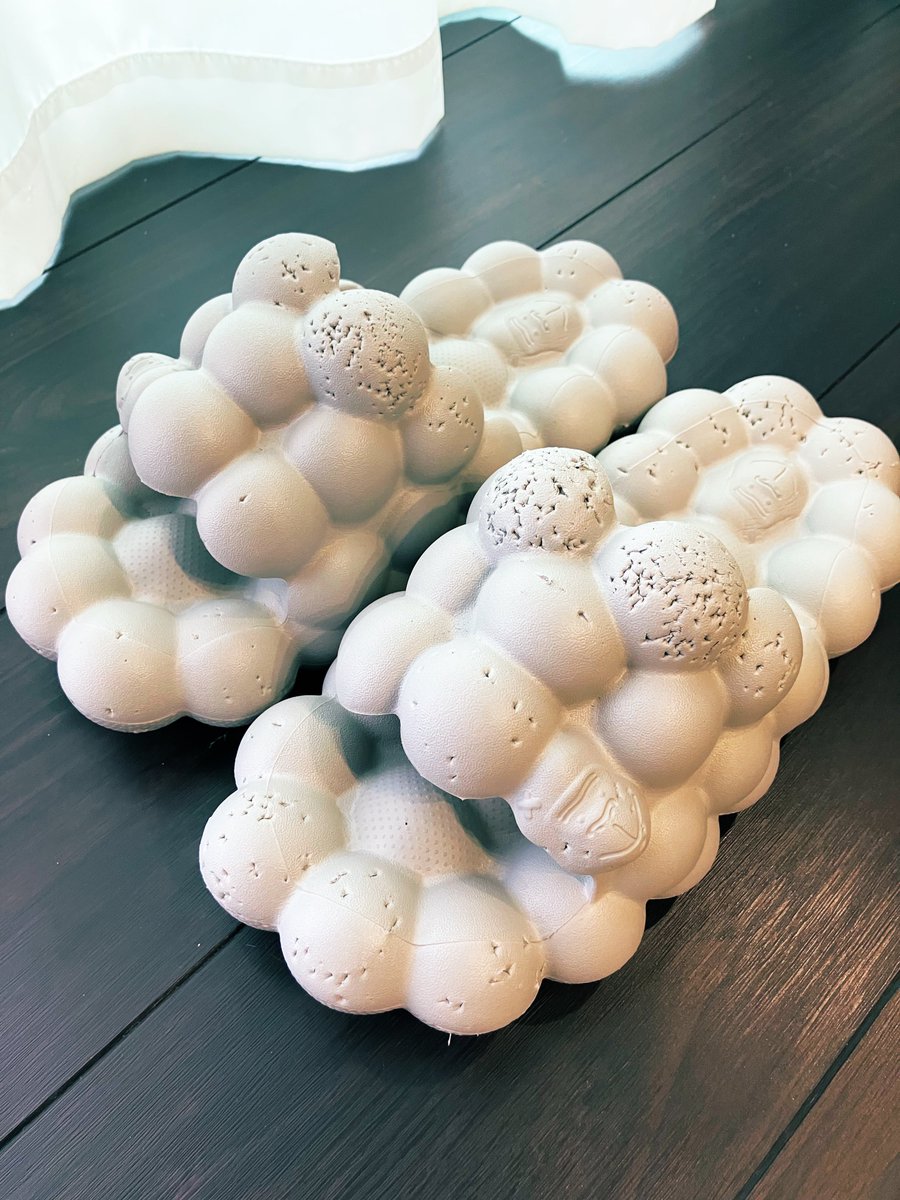 ammy5u_'s tweet photo. 導入初日に噛み癖レベル鬼のねこﾊﾟｲｾﾝから強烈な洗礼を受けたゴリラスリッパです。この家のルールを教えてやっただけだが…？と悪びれる様子もないねこ氏、このあと寝室で暴れ散らかしベッドにおしっこしていました。そうかそうか、新入りが怖かったんだね。 https://t.co/0KLS7M3QE7
