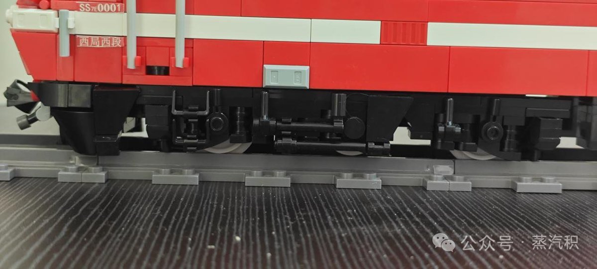 ziyu_zhang51054's tweet photo. China Railways SS7E electric locomotive by “不知名小黑子”.
The model captures the distinctive red-and-white livery and angular cab of the SS7E, with detailed bogies and roof equipment.
#LEGOTrain #LEGOMOC #BrickTrain #ChinaRailway #韶山7E #ElectricLocomotive #TrainMOC https://t.co/JqjbQznqZI