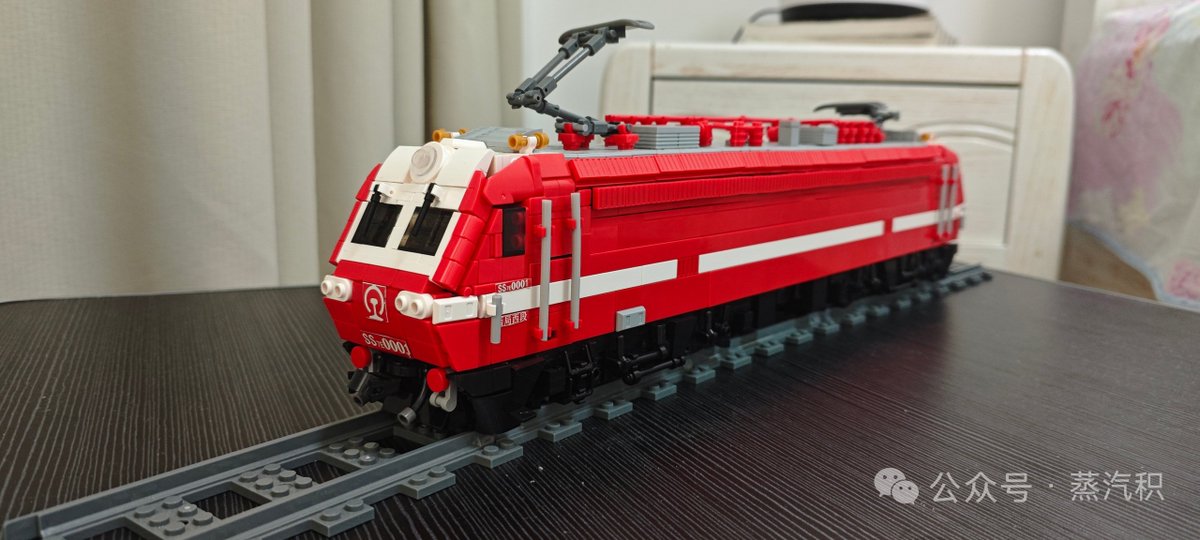ziyu_zhang51054's tweet photo. China Railways SS7E electric locomotive by “不知名小黑子”.
The model captures the distinctive red-and-white livery and angular cab of the SS7E, with detailed bogies and roof equipment.
#LEGOTrain #LEGOMOC #BrickTrain #ChinaRailway #韶山7E #ElectricLocomotive #TrainMOC https://t.co/JqjbQznqZI